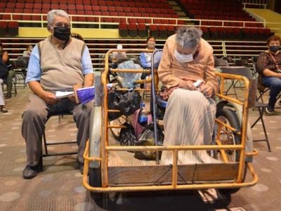En carretilla, triciclo, carreola… así llevan a adultos mayores a la vacunación contra covid-19