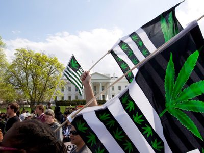 Biden indulta a miles de personas por “posesión simple” de mariguana