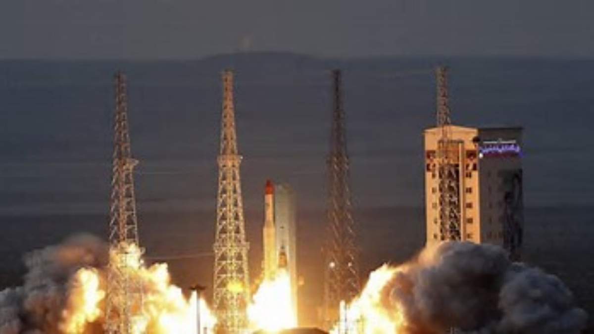 En esta imagen, distribuida por el Ministerio de Defensa de Irán el 6 de diciembre de 2024 se muestra el lanzamiento del cohete Simorgh, o "Phoenix", en el centro espacial Imán Jomeini, en la provincia rural de Semnan, Irán