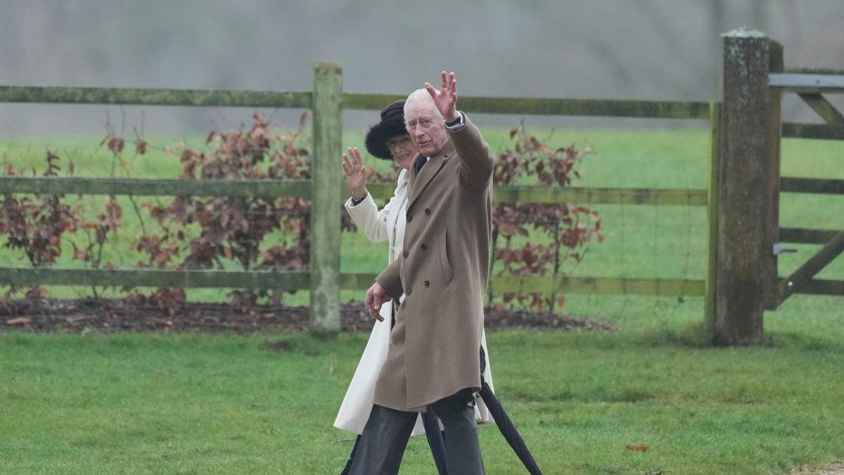 El rey británico Carlos III y la reina Camilla saludan a los fieles tras asistir a una misa dominical en la Iglesia de Santa María Magdalena, en Sandringham