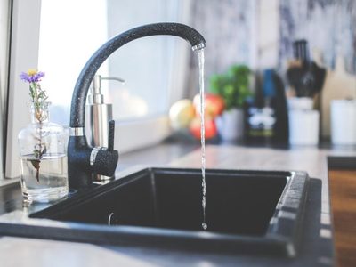 Con 3 ingredientes, la mezcla infalible para eliminar malos olores en la tubería de la pileta de la cocina