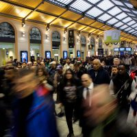 Huelga por reforma laboral frena trenes en Francia