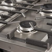 Con pocos ingredientes, el truco de la abuela para dejar las hornallas de la cocina tan brillantes como el primer día