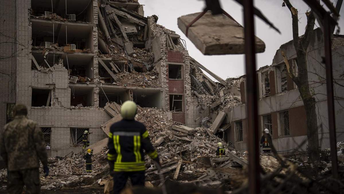 Bomberos trabajan en un edificio que fue parcialmente destruido por un bombardeo ruso en Chernihiv, Ucrania