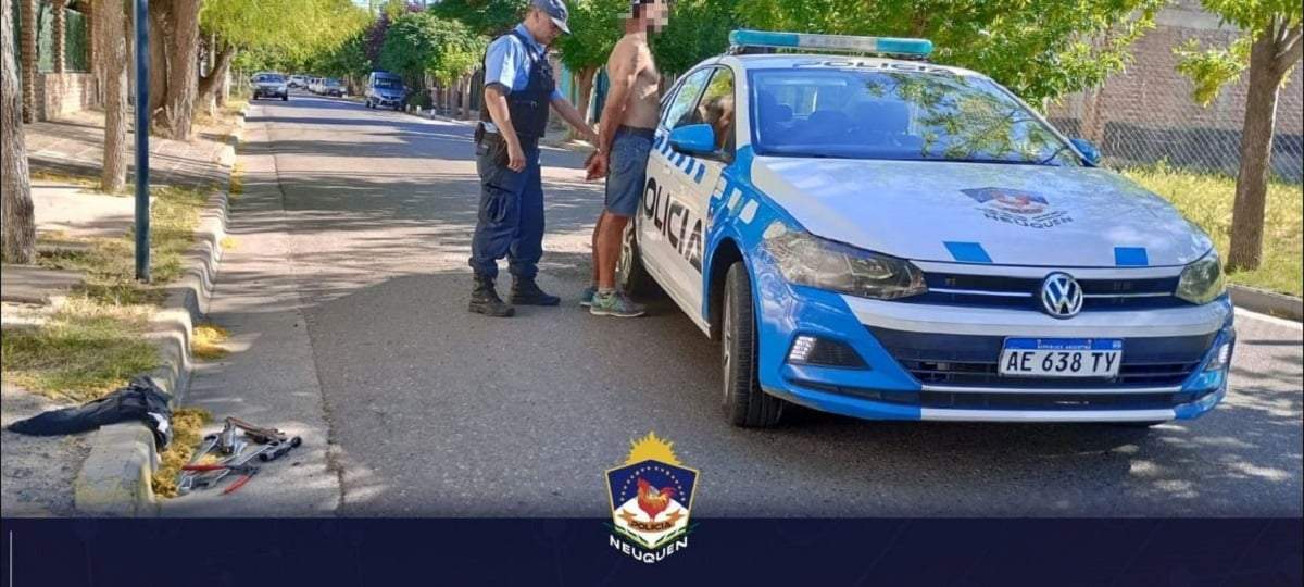 El sujeto demorado con herramientas robadas en su poder. Fuente: (Policía de Neuquén)