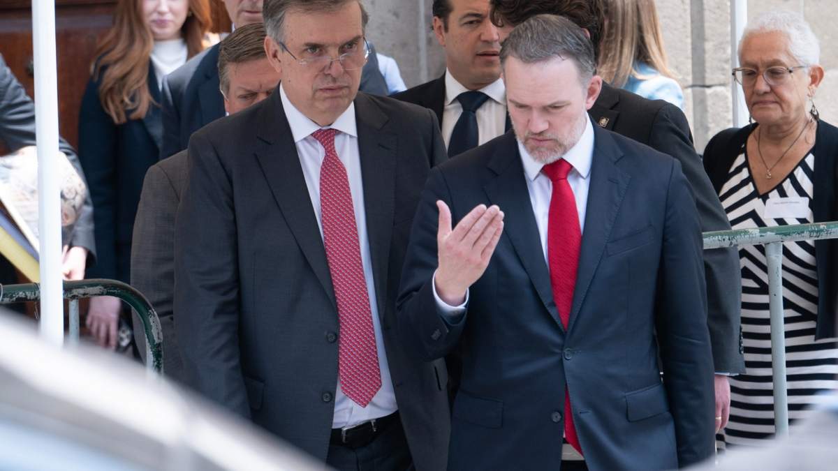 Ebrard con el representante comercial de Estados Unidos, Jamieson Greer, al salir de la reunión con Sheinbaum