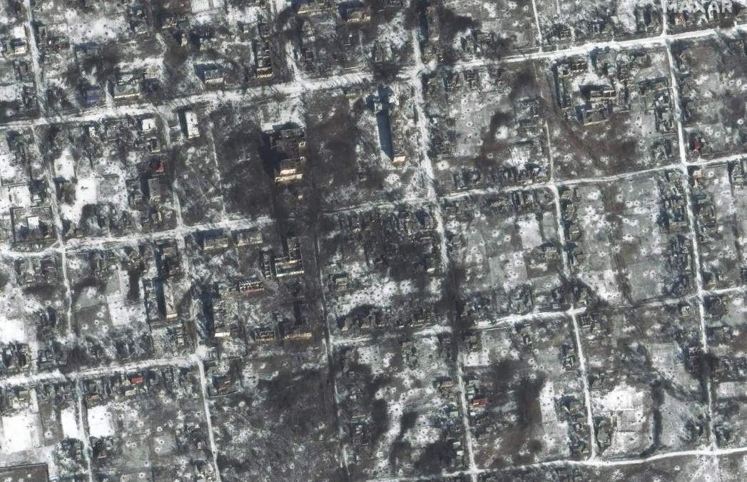 Esta imagen por satélite proporcionada por Maxar Technologies muestra zonas dañadas en Petrivka, en la región de Donetsk