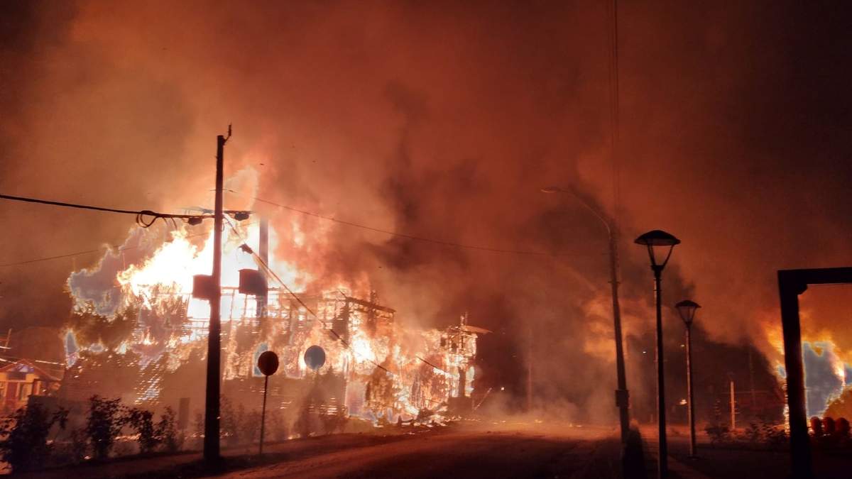 Manifestantes arremetieron contra edificios en Chile. Fuente: (Twitter)