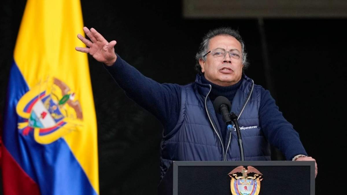 El presidente de Colombia, Gustavo Petro, da un discurso tras firmar una reforma al sistema de pensiones, como parte de las promesas de campaña de que las personas mayores en pobreza tengan acceso a un ingreso básico por parte del Estado, en Bogotá, Colombia