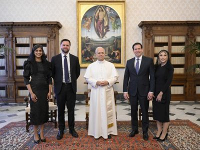JD Vance le entrega al Papa León XIV una invitación de Trump para visitar EU