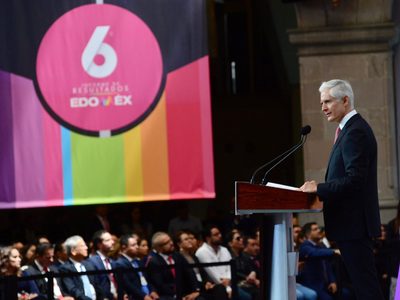 En su último informe, Del Mazo se deshace en elogios a AMLO; lo llama “humanista”