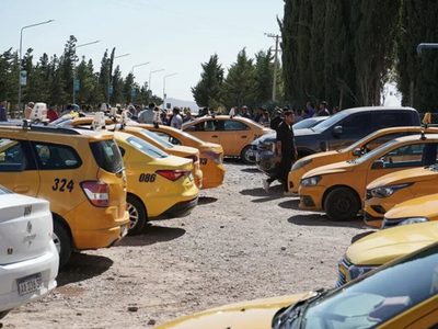 Taxistas se movilizaron en contra de la llegada de Uber a la capital neuquina