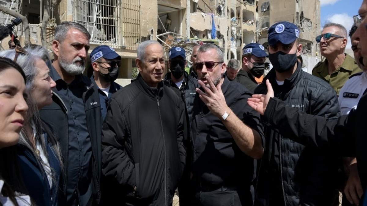 El primer ministro de Israel, Benjamin Netanyahu, visita el lugar del impacto de un ataque iraní en Arad, Israel el 22 de marzo de 2026