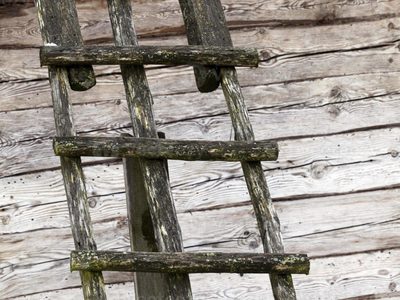 Si se rompió la escalera vieja de casa, no la tires: mirá estas 2 ideas fabulosas para transformar el living