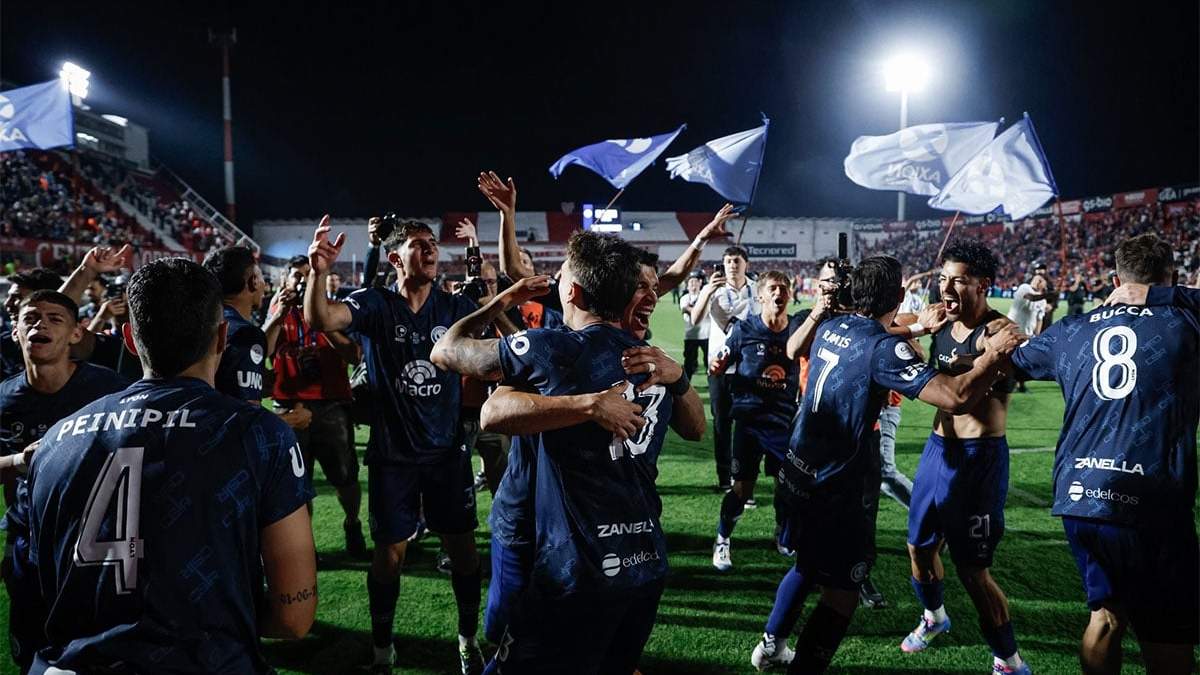 El festejo azul. Independiente Rivadavia es el campeón
