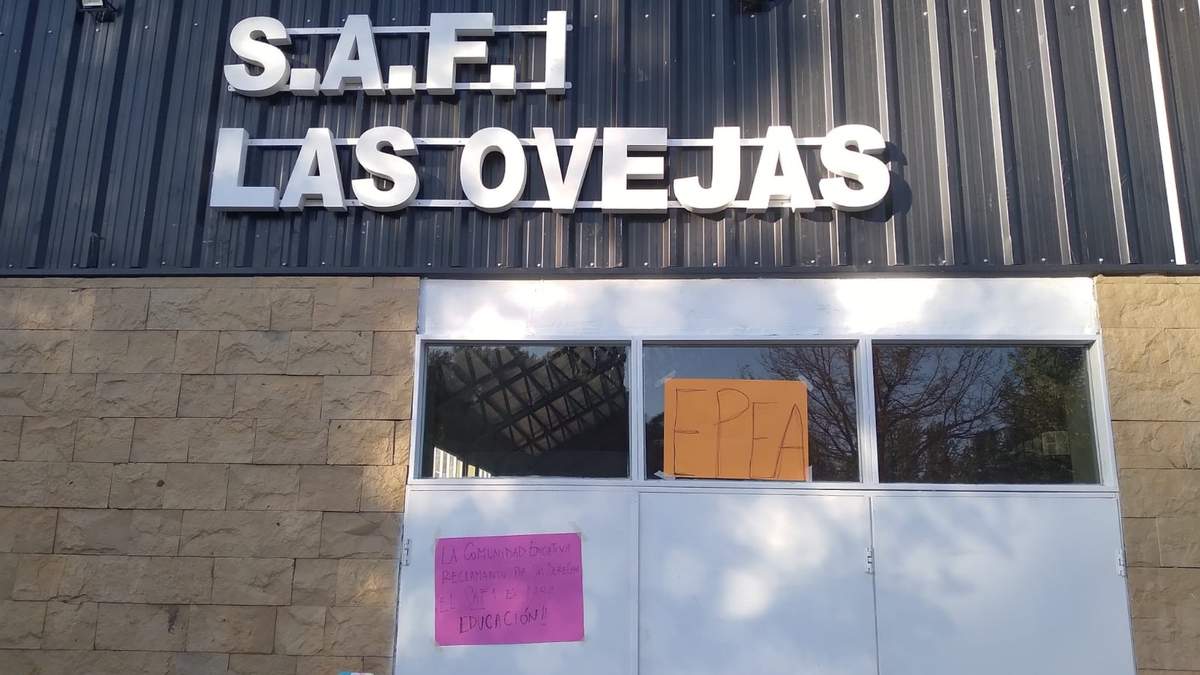 Protesta en la puerta del SAF 1. Fuente: (Facabook)