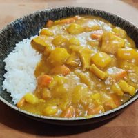 Ideal para el almuerzo: el arroz con pollo al curry al estilo coreano, que es muy fácil de hacer en casa