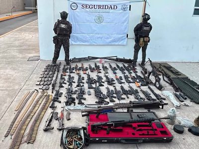 Aseguran vehículo con 50 armas, cartuchos y cargadores en Badiraguato