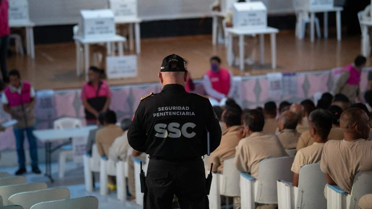 Policía de la SSC vigilando votación