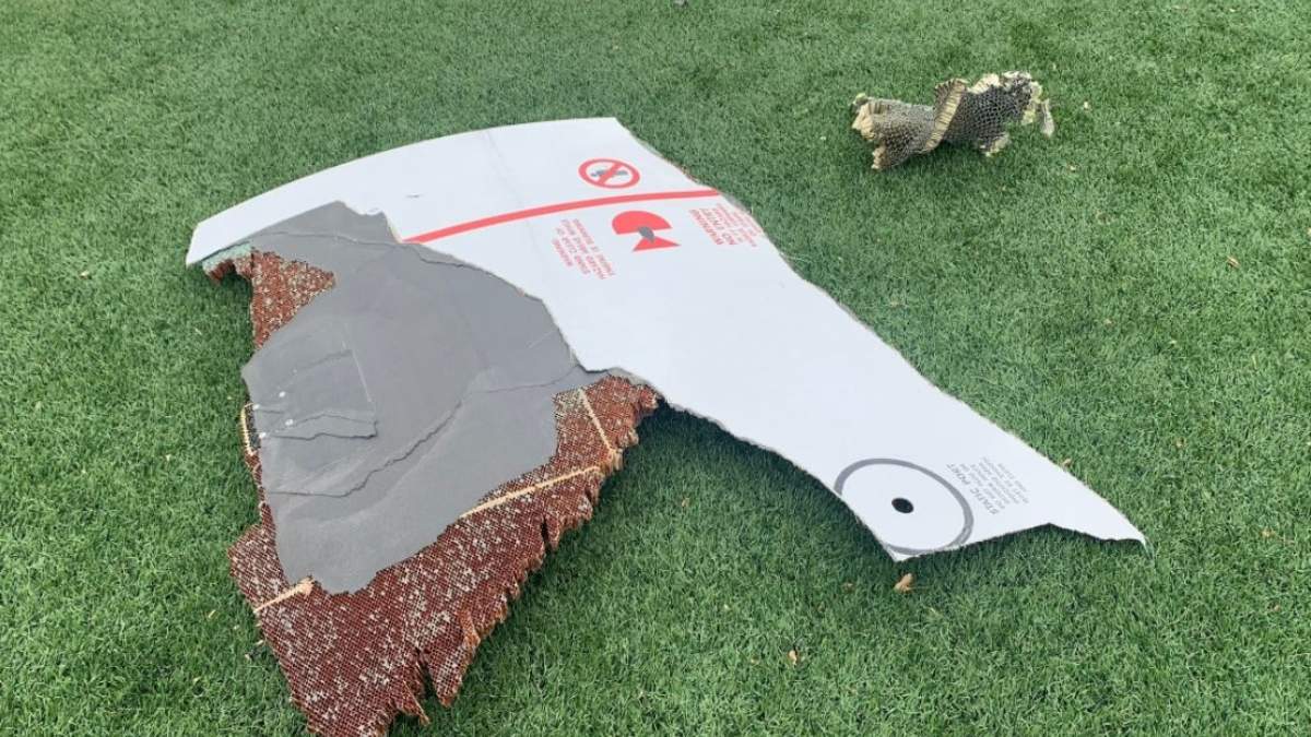 Restos del avión de United Airlines que cayeron sobre un suburbio de Denver