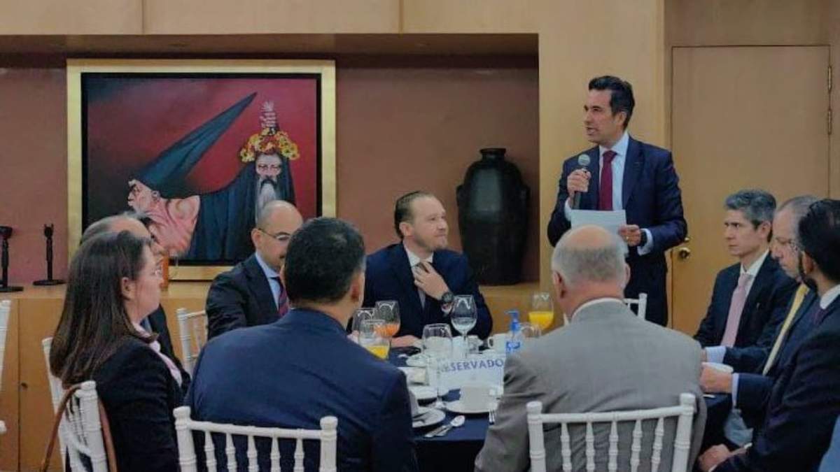 El candidato opositor en la reunión con notarios