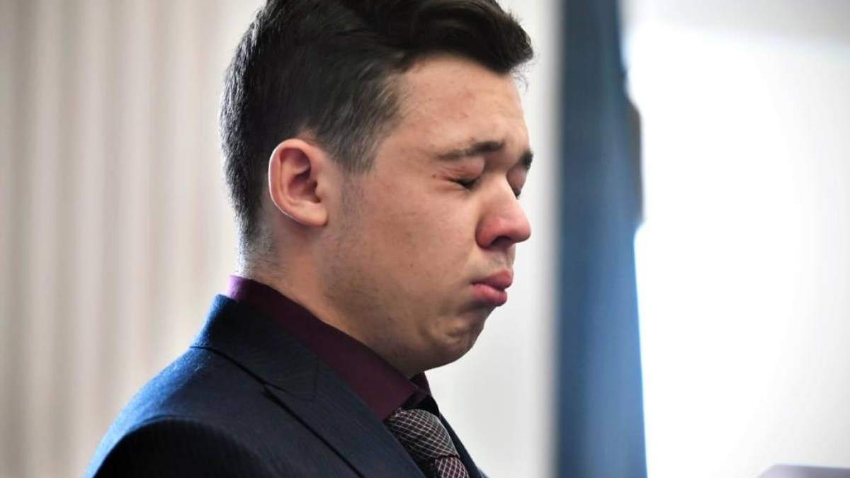 Kyle Rittenhouse cerró los ojos y lloró al momento de ser declarado no culpable