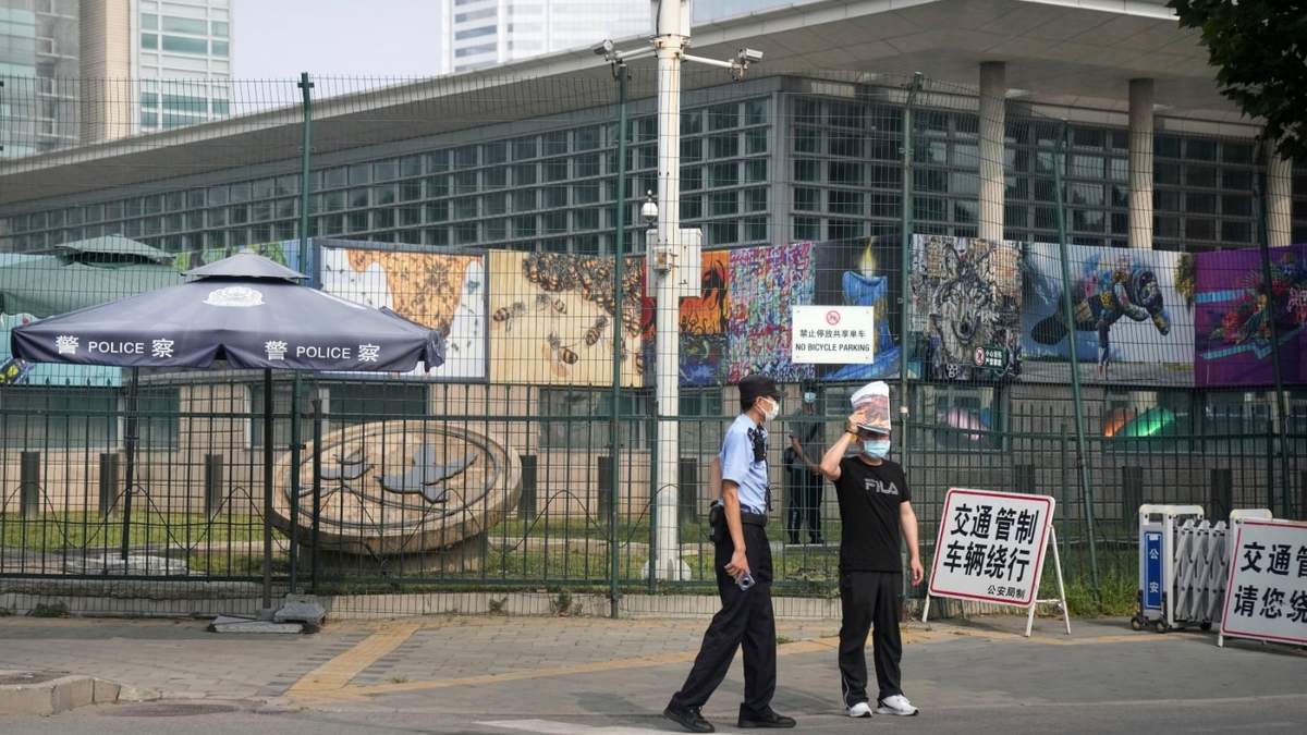 Agentes de seguridad uniformados y paisano montan guardia ante la Embajada de Estados Unidos en Beijjing, el 3 de agosto de 2022