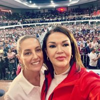 Exabogada de Elba Esther Gordillo se suma a Morena y posa con Sheinbaum