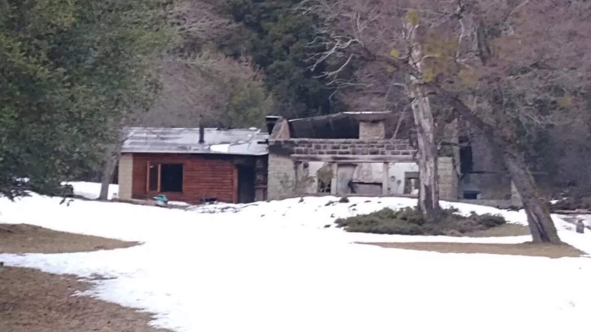 Vivienda incendiada en Villa Mascardi, Río Negro. Fuente: (El cordillerano).