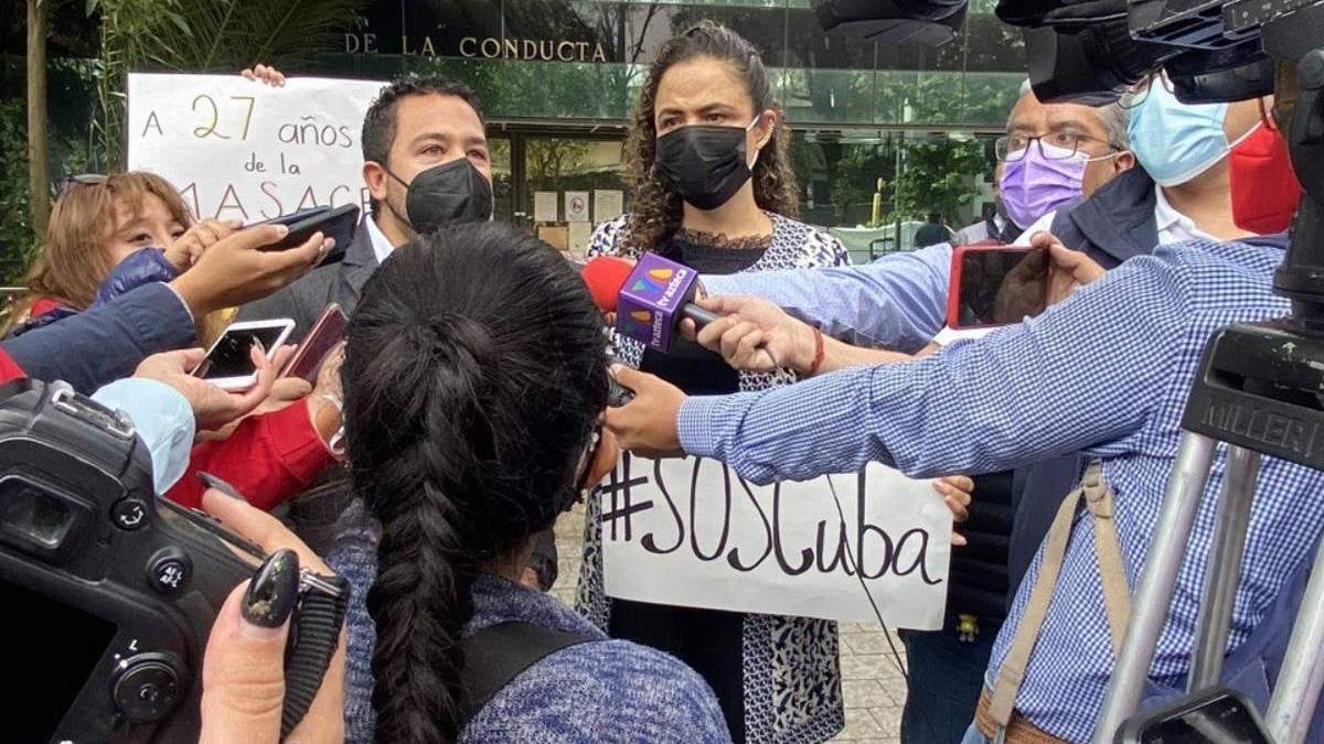 Mariana Gómez del Campo en la protesta frente a la embajada