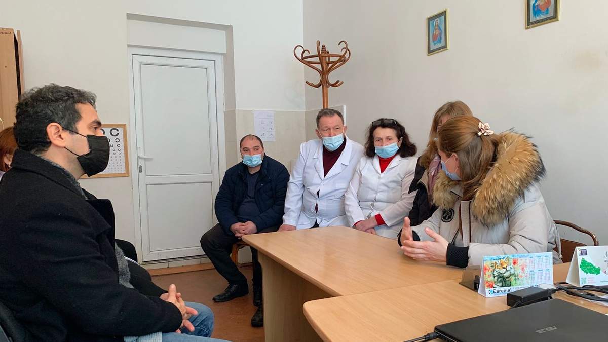 Personal médico en las regiones de Zakarpattya y Lviv