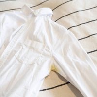 Cómo quitar las manchas y el olor a transpiración de la ropa con un método fácil y casero