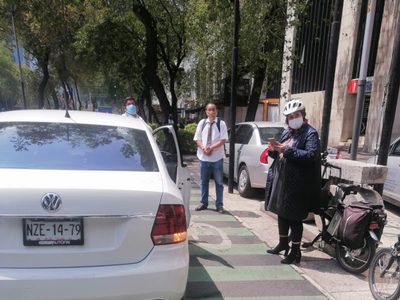 Xóchitl Gálvez sufre incidente en bici sobre Reforma; llama a respetar la ciclovía