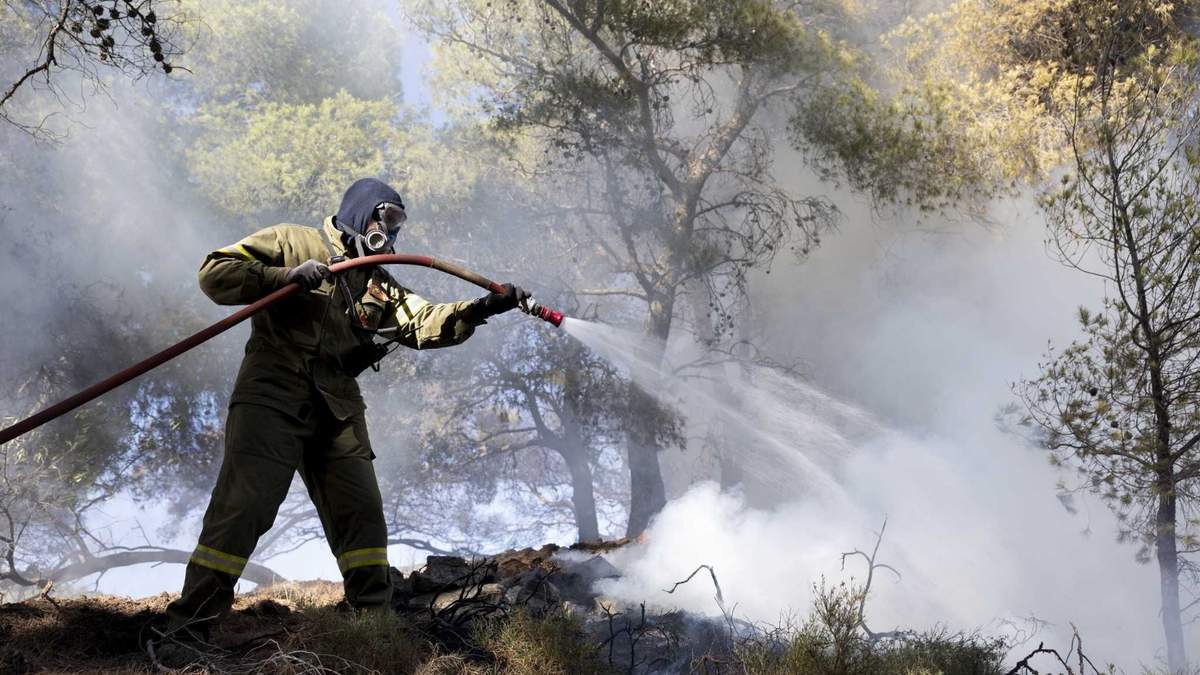 Dos incendios forestales arden cerca de capital griega, alimentados por fuertes vientos