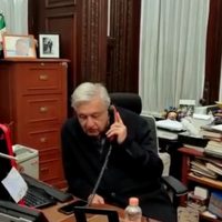 Ella es Laurita, la colaboradora de AMLO que tiene desordenado su escritorio