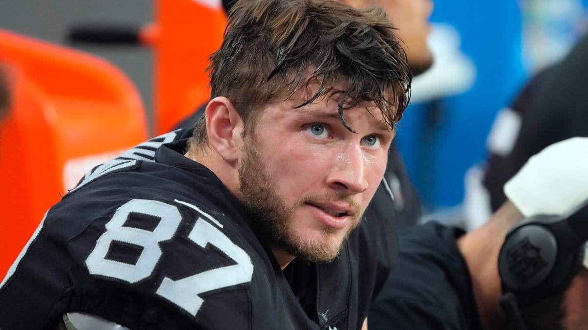 Foster Moreau, exjugador de los Raiders
