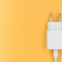 Con 2 ingredientes, el trucazo para limpiar el cable del cargador de tu teléfono y dejarlo como nuevo