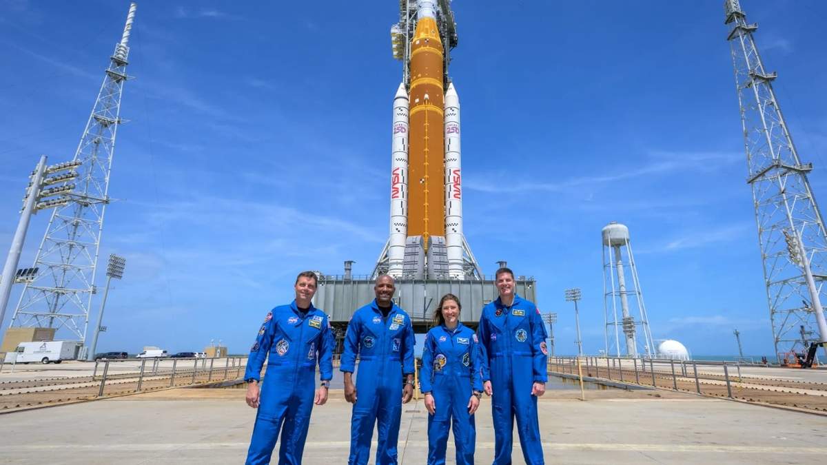 De izquierda a derecha, los astronautas de la NASA Reid Wiseman, comandante de Artemis II; Victor Glover, piloto de Artemis II; Christina Koch, especialista de la misión Artemis II; y el astronauta de la CSA (Agencia Espacial Canadiense) Jeremy Hansen, especialista de la misión Artemis II, posan para una fotografía grupal durante su visita al cohete SLS (Sistema de Lanzamiento Espacial) y la nave espacial Orion de la misión Artemis II