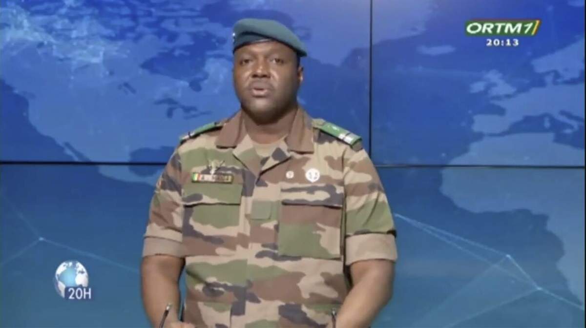 En esta imagen extraída de un video, el coronel Abdoulaye Maiga, ministro estatal de Mali para Administración Territorial y Descentralización, habla en la televisora estatal ORTM