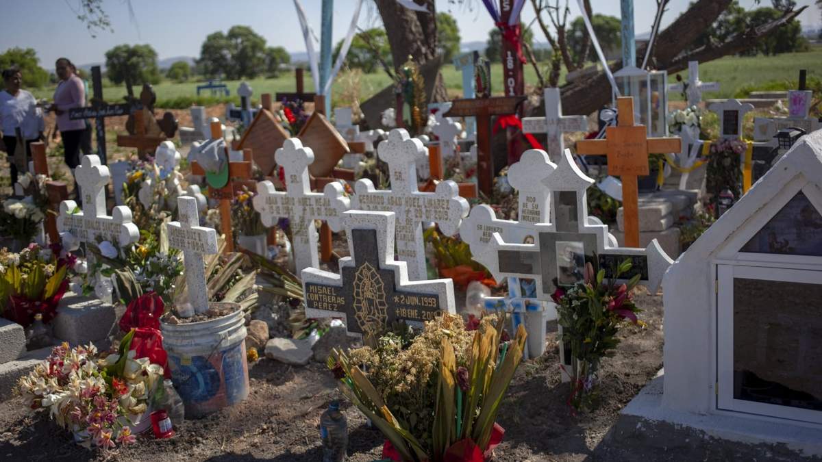 Cruces forman un memorial para las victimas de la explosión de un ducto de combustible en Tlahuelilpan, Hidalgo