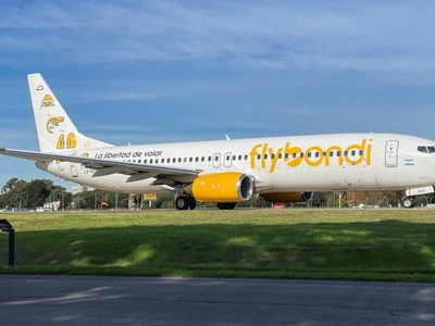 Un avión de Flybondi que volaba a Córdoba tuvo que aterrizar de emergencia