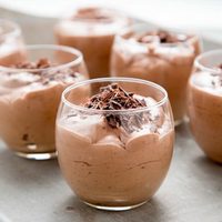 Con solo 4 ingredientes, prepará este mousse de chocolate suave como manteca, divino y bajo en calorías