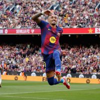 Raphinha anota triplete en victoria del Barcelona 5-2 vs. Sevilla y se mantiene como líder