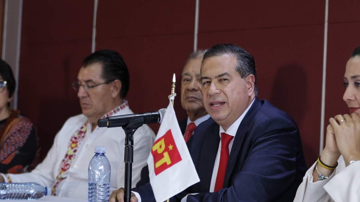 Ricardo Mejía Berdeja, abrazado por el PT