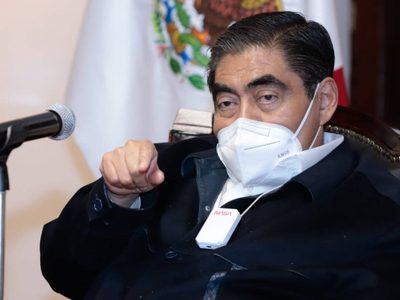 La SEP de Puebla quiere sancionar a activista por compartir en Whatsapp notas contra Barbosa