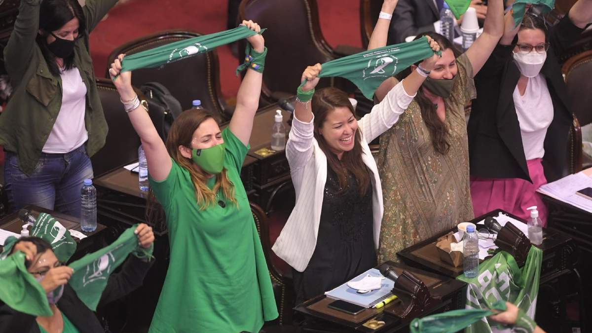 Diputadas a favor de la Interrupción Voluntaria del Embarazo (IVE). Fuente: (Twitter)