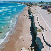 La estrella de la Patagonia: ahora que llega el calor, el mar azul de La Grutas seduce al turismo
