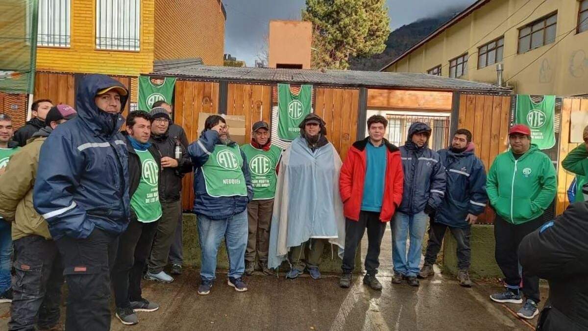 Las auxiliares aseguraron: "No nos vamos a ir si no nos llaman a trabajar". Fuente: (Facebook)