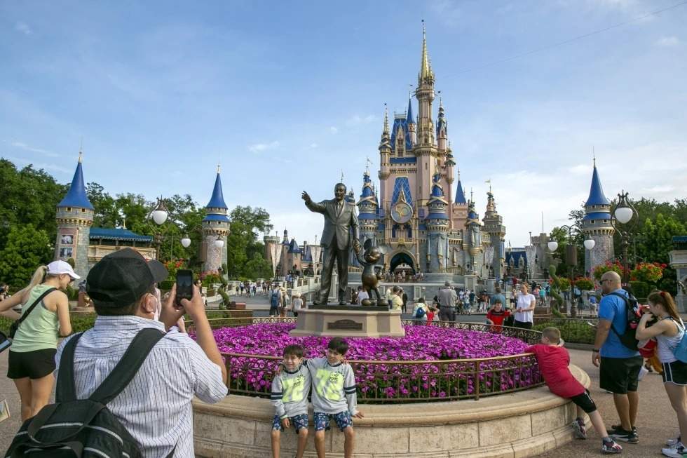 Personas visitan el Parque Magic Kingdom en Walt Disney World Resort en Lake Buena Vista, Florida, el 18 de abril de 2022.