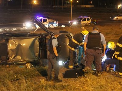 Brutal vuelco sobre la ruta 7 en Centenario: un joven quedó atrapado